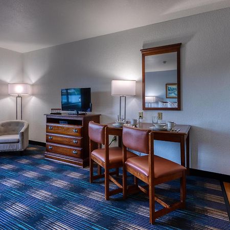 All Towne Suites Saint Robert Exterior photo